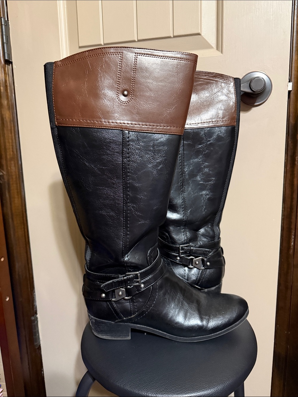 Unisa Women’s Black Leather Wide Calf Knee-High Riding Boots – Size 9M wide calf